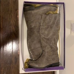 Really comfortable brown boots.